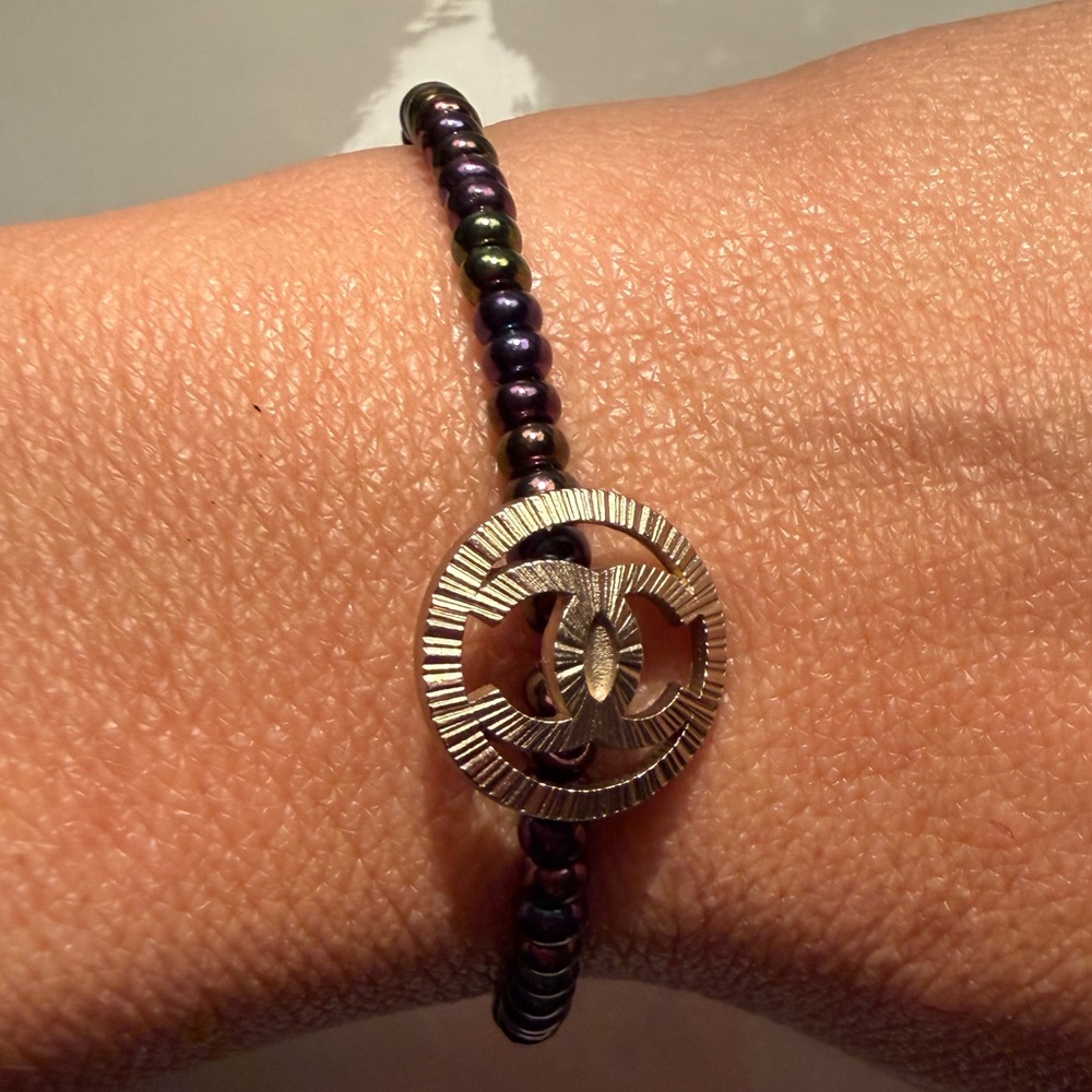 Elegant Black Beaded Bracelet with Gold Accent
